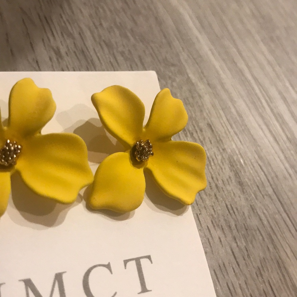 “Riya” Adorable Daisy Gold Floral Stud Earring - Picture 3 of 11